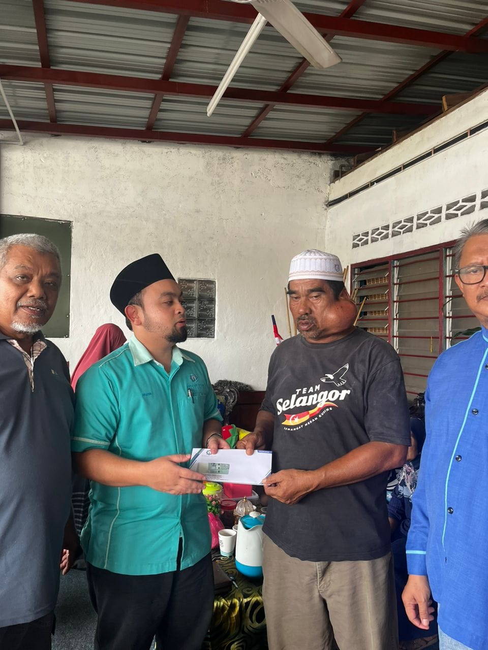 YAYASAN ISLAM DARUL EHSAN (YIDE) MENYANTUNI MANGSA KEBAKARAN DI TAMAN SETIA, JALAN KEBUN, KLANG